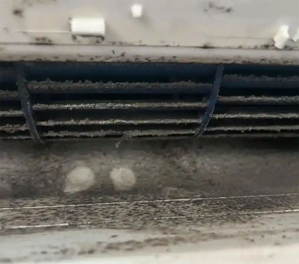 和政空调吹的风有股烧焦味是怎么回事